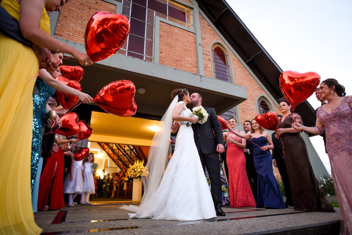 Casamento dos queridos Larissa e Cícero fotografado pelo melhor fotógrafo de casamentos de campo largo e Curitiba, Michel Druziki. Noivos se beijando na saída da igreja