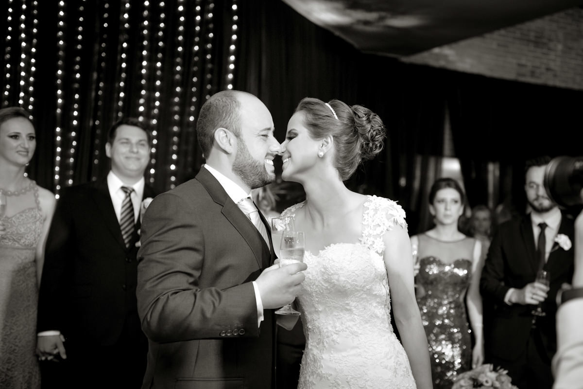 Casamento dos queridos Larissa e Cícero fotografado pelo melhor fotógrafo de casamentos de campo largo e Curitiba, Michel Druziki.  noivos brindando