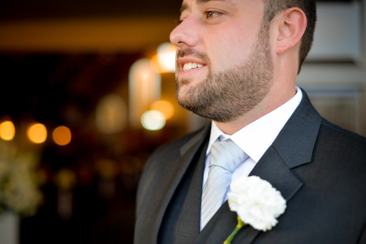 Casamento dos queridos Larissa e Cícero fotografado pelo melhor fotógrafo de casamentos de campo largo e Curitiba, Michel Druziki. Noivo em frente à igreja