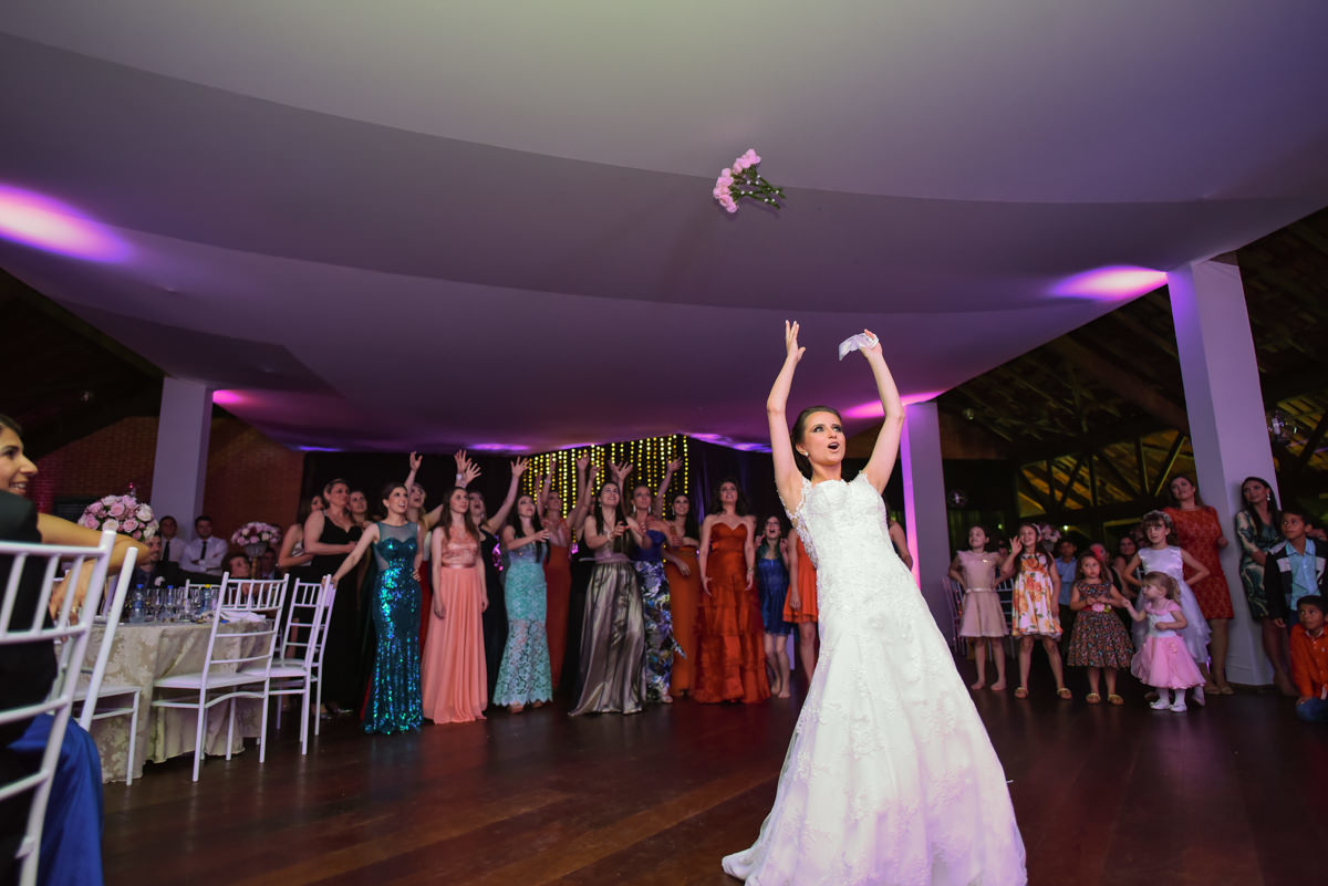 Casamento dos queridos Larissa e Cícero fotografado pelo melhor fotógrafo de casamentos de campo largo e Curitiba, Michel Druziki. Noiva jogando o buquê