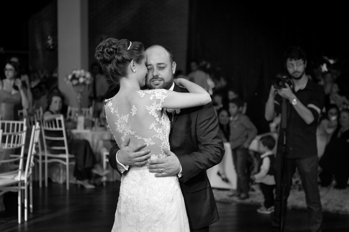 Casamento dos queridos Larissa e Cícero fotografado pelo melhor fotógrafo de casamentos de campo largo e Curitiba, Michel Druziki. Noivos dançando abraçados 