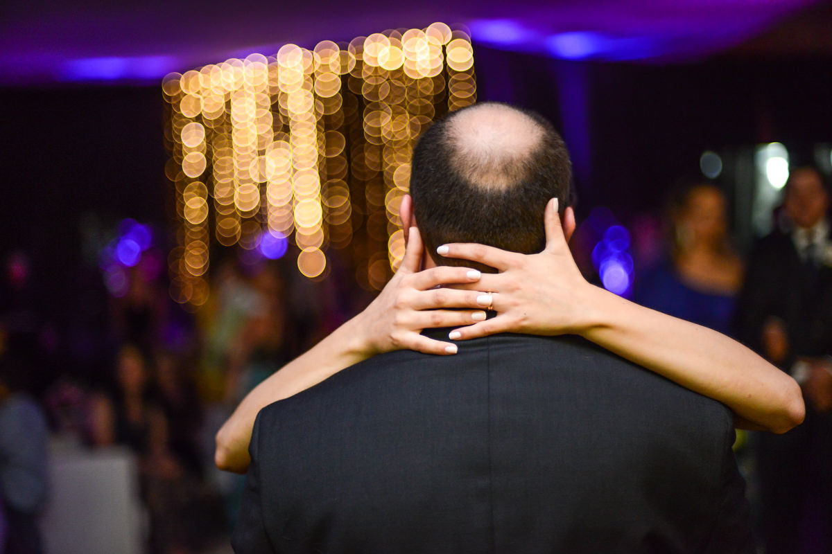 Casamento dos queridos Larissa e Cícero fotografado pelo melhor fotógrafo de casamentos de campo largo e Curitiba, Michel Druziki. Mãos da noiva segurando no ombro do noivo enquanto dança