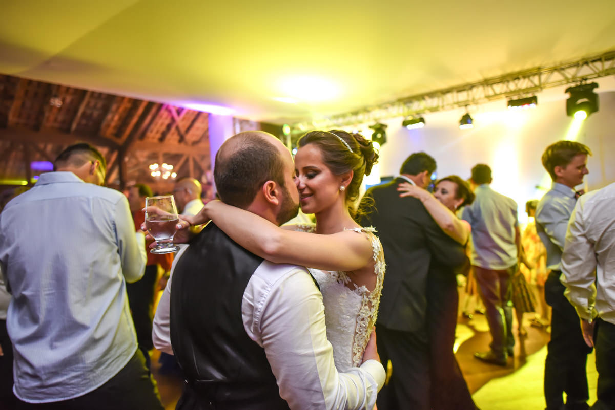 Casamento dos queridos Larissa e Cícero fotografado pelo melhor fotógrafo de casamentos de campo largo e Curitiba, Michel Druziki. Noivos dançando abraçados e sorrindo