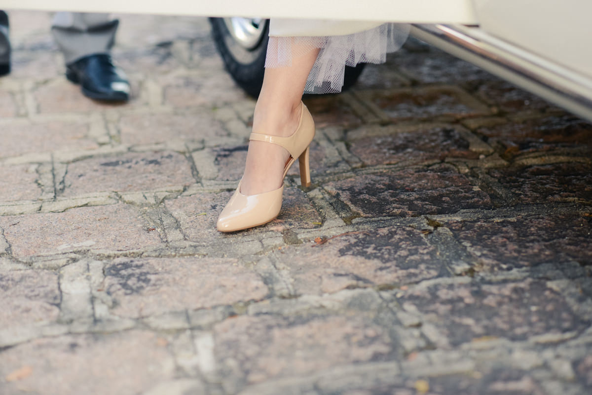 Casamento dos queridos Larissa e Cícero fotografado pelo melhor fotógrafo de casamentos de campo largo e Curitiba, Michel Druziki. Sapato da noiva descendo do carro