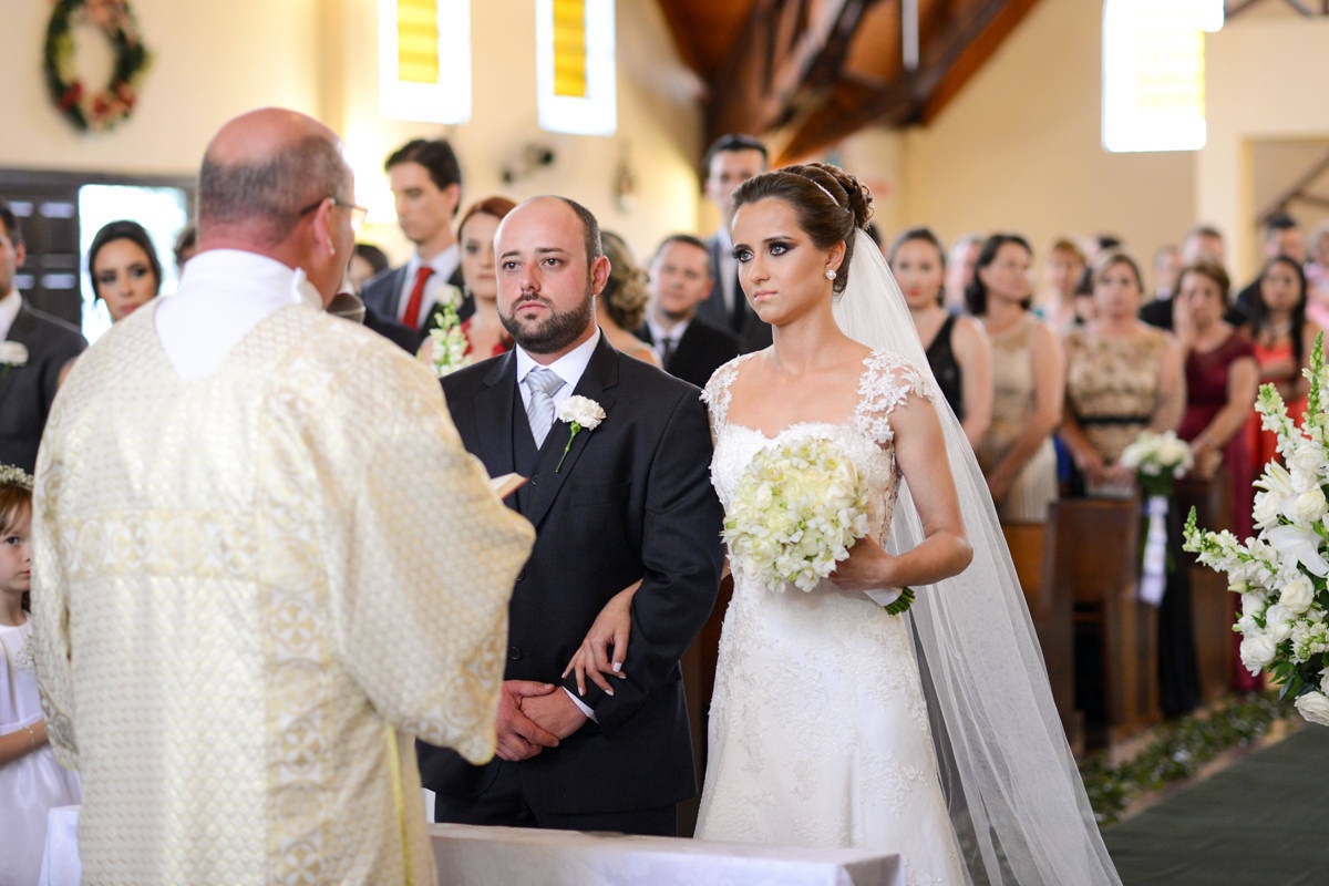 Casamento dos queridos Larissa e Cícero fotografado pelo melhor fotógrafo de casamentos de campo largo e Curitiba, Michel Druziki. Noivos durante o casamento