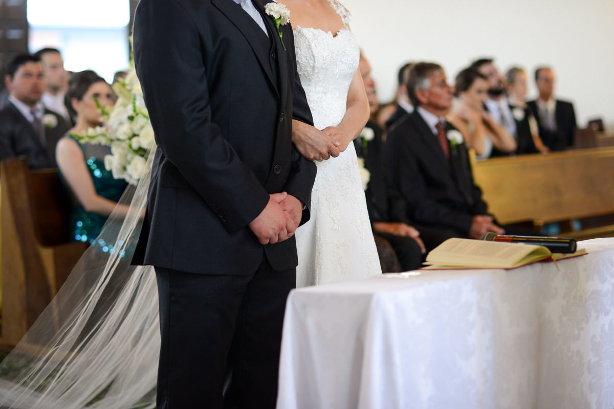 Casamento dos queridos Larissa e Cícero fotografado pelo melhor fotógrafo de casamentos de campo largo e Curitiba, Michel Druziki. Detalhe das mãos dos noivos durante a cerimônia