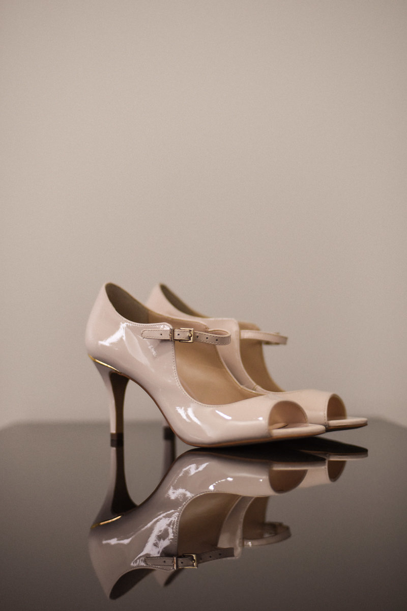 Casamento dos noivos Ana Paula e Saulo, fotografado pelo melhor fotógrafo de ensaios e casamento em Campo Largo e Curitiba, Michel Druziki. Detalhe do sapato da noiva no making of