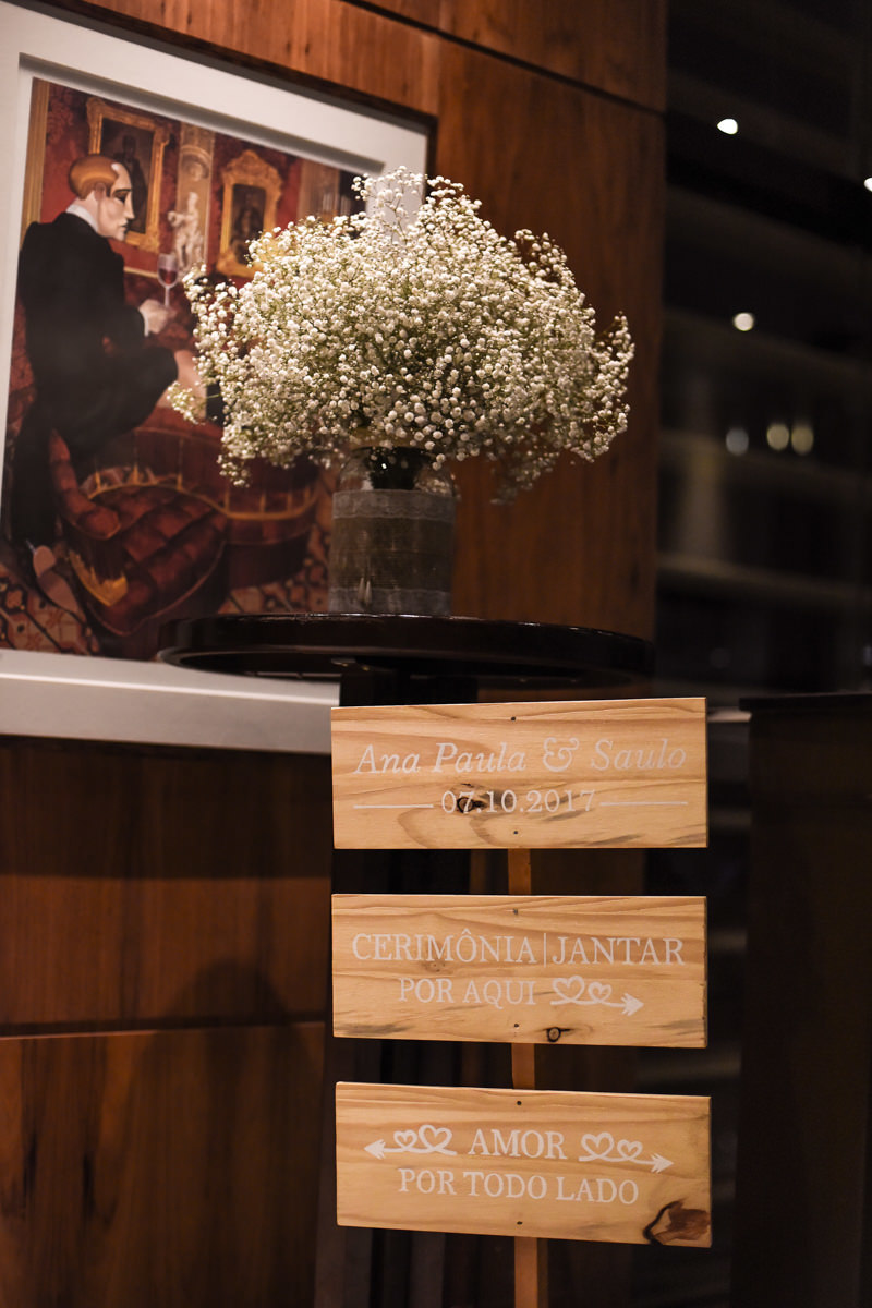Casamento dos noivos Ana Paula e Saulo, fotografado pelo melhor fotógrafo de ensaios e casamento em Campo Largo e Curitiba, Michel Druziki. Placa de decoração amor para todo lado 