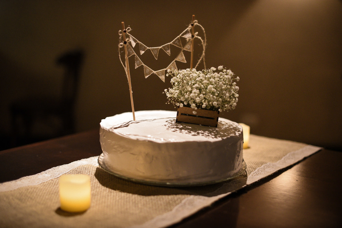 Casamento dos noivos Ana Paula e Saulo, fotografado pelo melhor fotógrafo de ensaios e casamento em Campo Largo e Curitiba, Michel Druziki. Bolo de casamento simples 