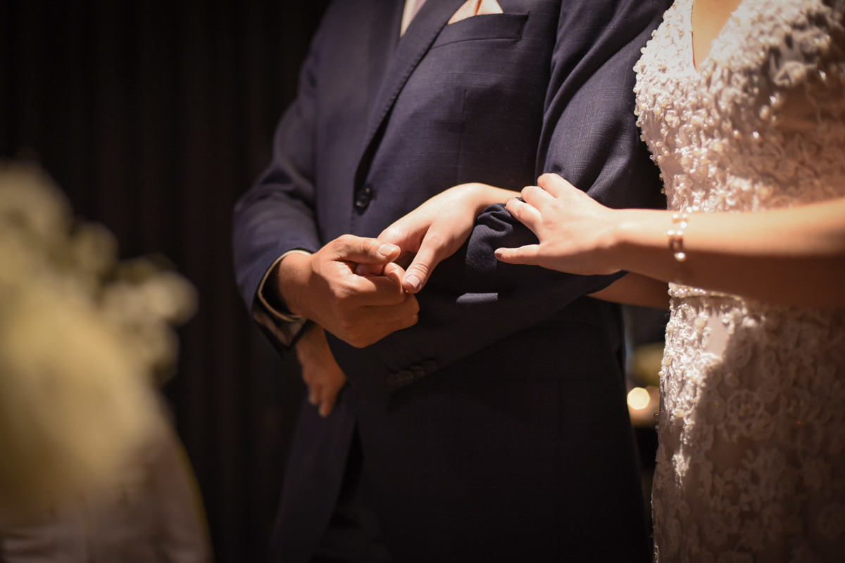 Casamento dos noivos Ana Paula e Saulo, fotografado pelo melhor fotógrafo de ensaios e casamento em Campo Largo e Curitiba, Michel Druziki. Noivos de mãos dadas durante o casamento