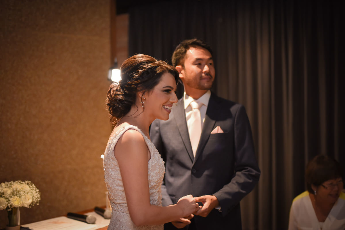 Casamento dos noivos Ana Paula e Saulo, fotografado pelo melhor fotógrafo de ensaios e casamento em Campo Largo e Curitiba, Michel Druziki. Noivos sorrindo