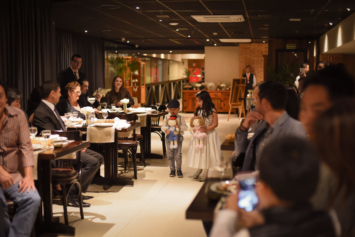Casamento dos noivos Ana Paula e Saulo, fotografado pelo melhor fotógrafo de ensaios e casamento em Campo Largo e Curitiba, Michel Druziki. Pagem e dama de honra com alianças