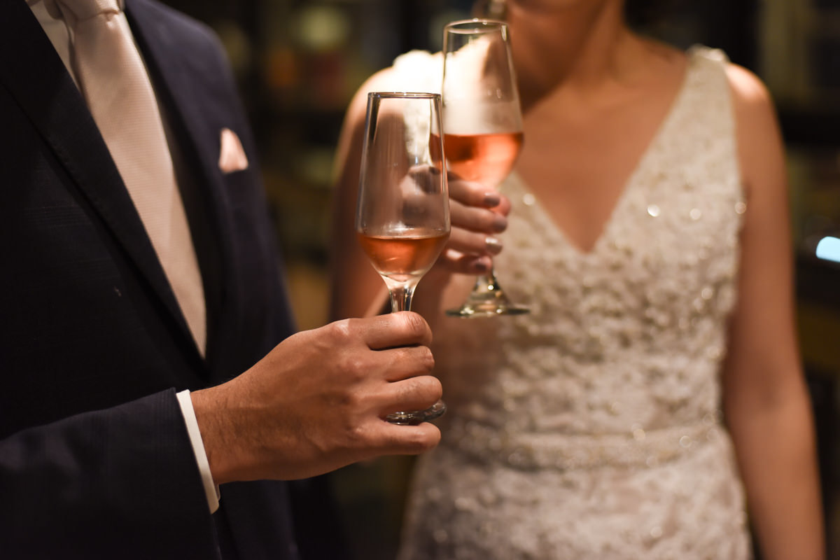 Casamento dos noivos Ana Paula e Saulo, fotografado pelo melhor fotógrafo de ensaios e casamento em Campo Largo e Curitiba, Michel Druziki. Brinde dos noivos