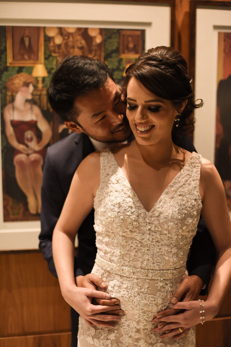 Casamento dos noivos Ana Paula e Saulo, fotografado pelo melhor fotógrafo de ensaios e casamento em Campo Largo e Curitiba, Michel Druziki. Noivos abraçados depois da cerimônia