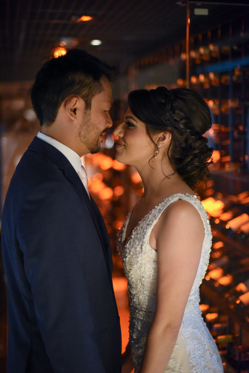 Casamento dos noivos Ana Paula e Saulo, fotografado pelo melhor fotógrafo de ensaios e casamento em Campo Largo e Curitiba, Michel Druziki. Noivos sorrindo na adega