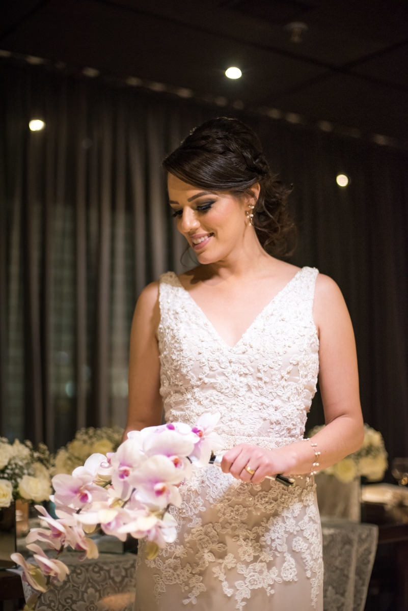 Casamento dos noivos Ana Paula e Saulo, fotografado pelo melhor fotógrafo de ensaios e casamento em Campo Largo e Curitiba, Michel Druziki. Noiva com buquê de orquídeas