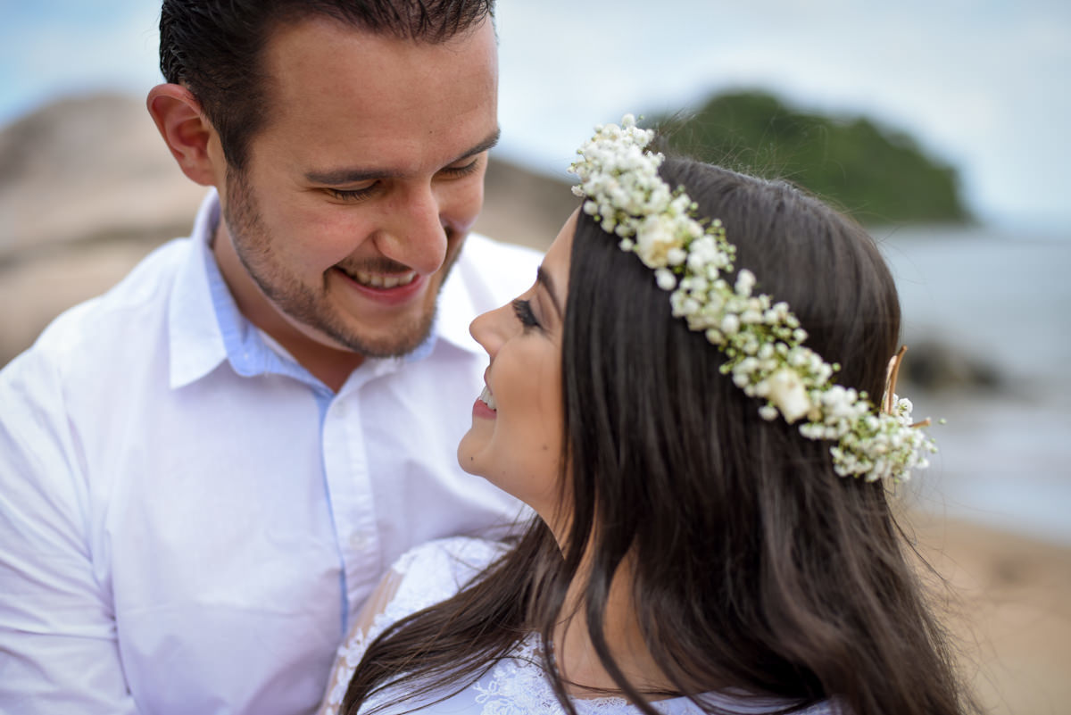 Ensaio de casamento na praia dos noivos Bruna e Jefferson fotografado pelo fotógrafo de Campo Largo e Curitiba, Michel Druziki. Noivos se olhando