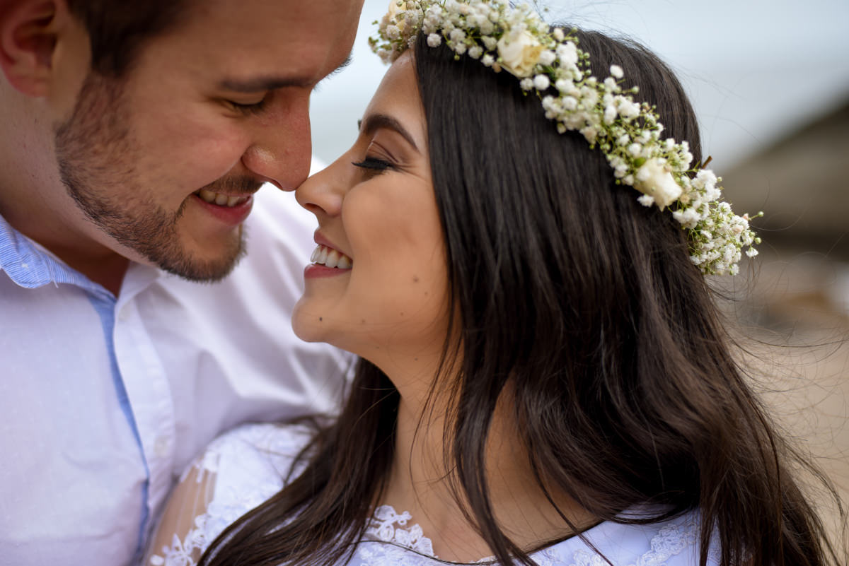 Ensaio de casamento na praia dos noivos Bruna e Jefferson fotografado pelo fotógrafo de Campo Largo e Curitiba, Michel Druziki. Noivos de nariz encostados
