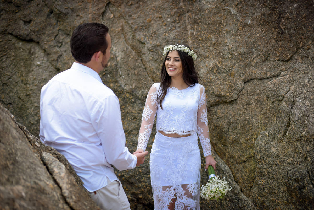 Ensaio de casamento na praia dos noivos Bruna e Jefferson fotografado pelo fotógrafo de Campo Largo e Curitiba, Michel Druziki. Noivos de mãos dadas
