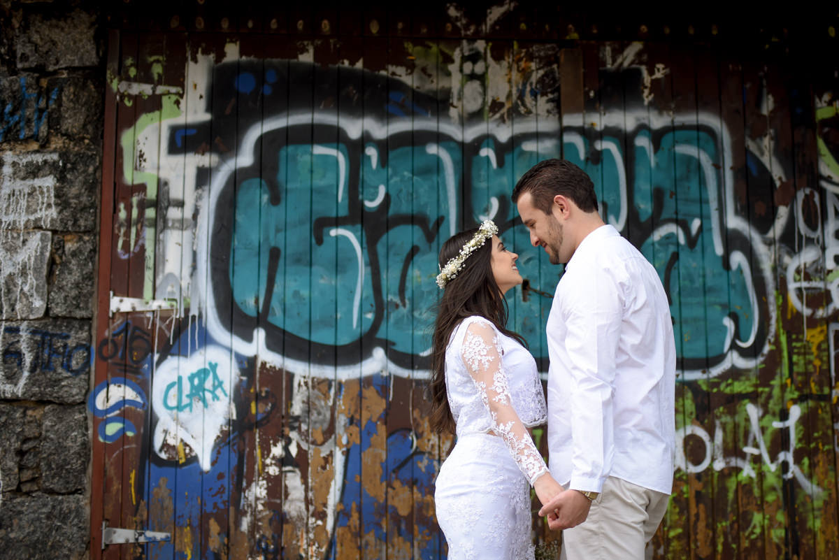 Ensaio de casamento na praia dos noivos Bruna e Jefferson fotografado pelo fotógrafo de Campo Largo e Curitiba, Michel Druziki. Noivos de mãos dadas