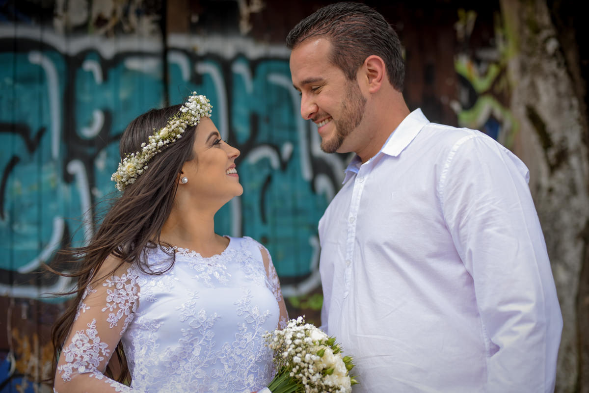 Ensaio de casamento na praia dos noivos Bruna e Jefferson fotografado pelo fotógrafo de Campo Largo e Curitiba, Michel Druziki. Noivos se olhando e sorrindo