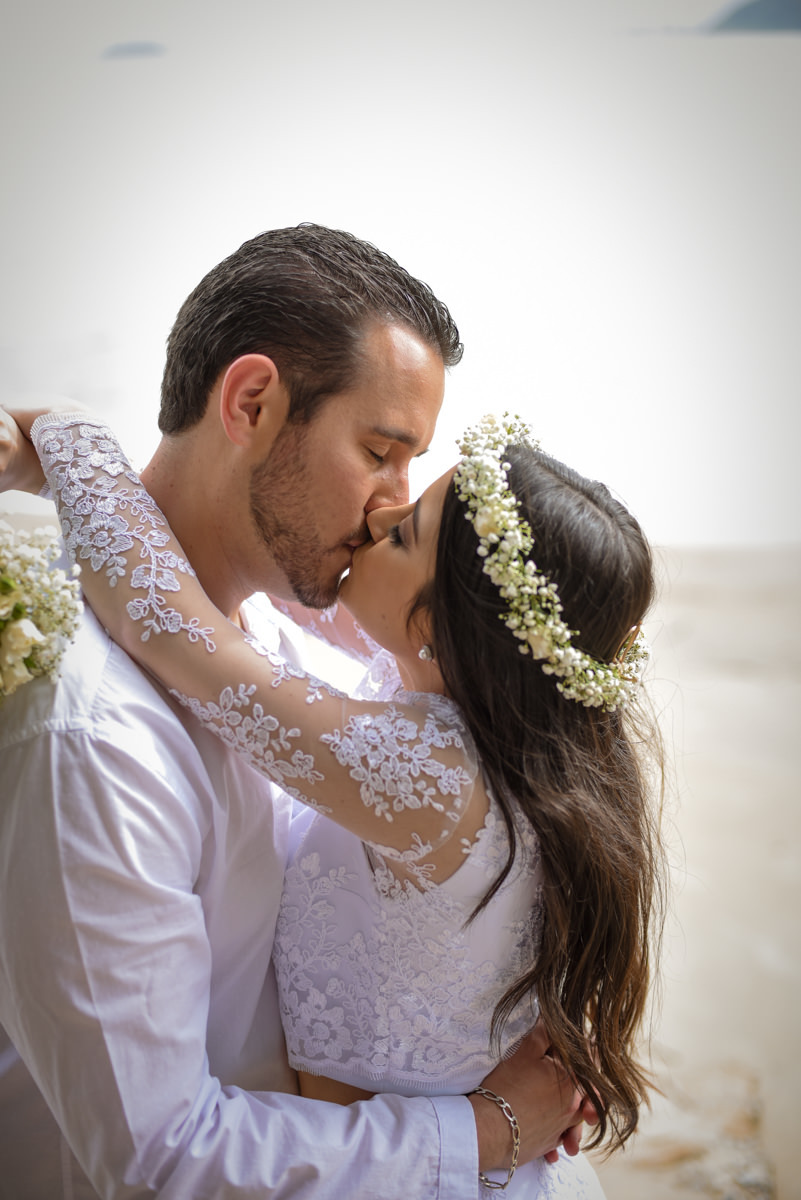 Ensaio de casamento na praia dos noivos Bruna e Jefferson fotografado pelo fotógrafo de Campo Largo e Curitiba, Michel Druziki. Noivos se beijando 