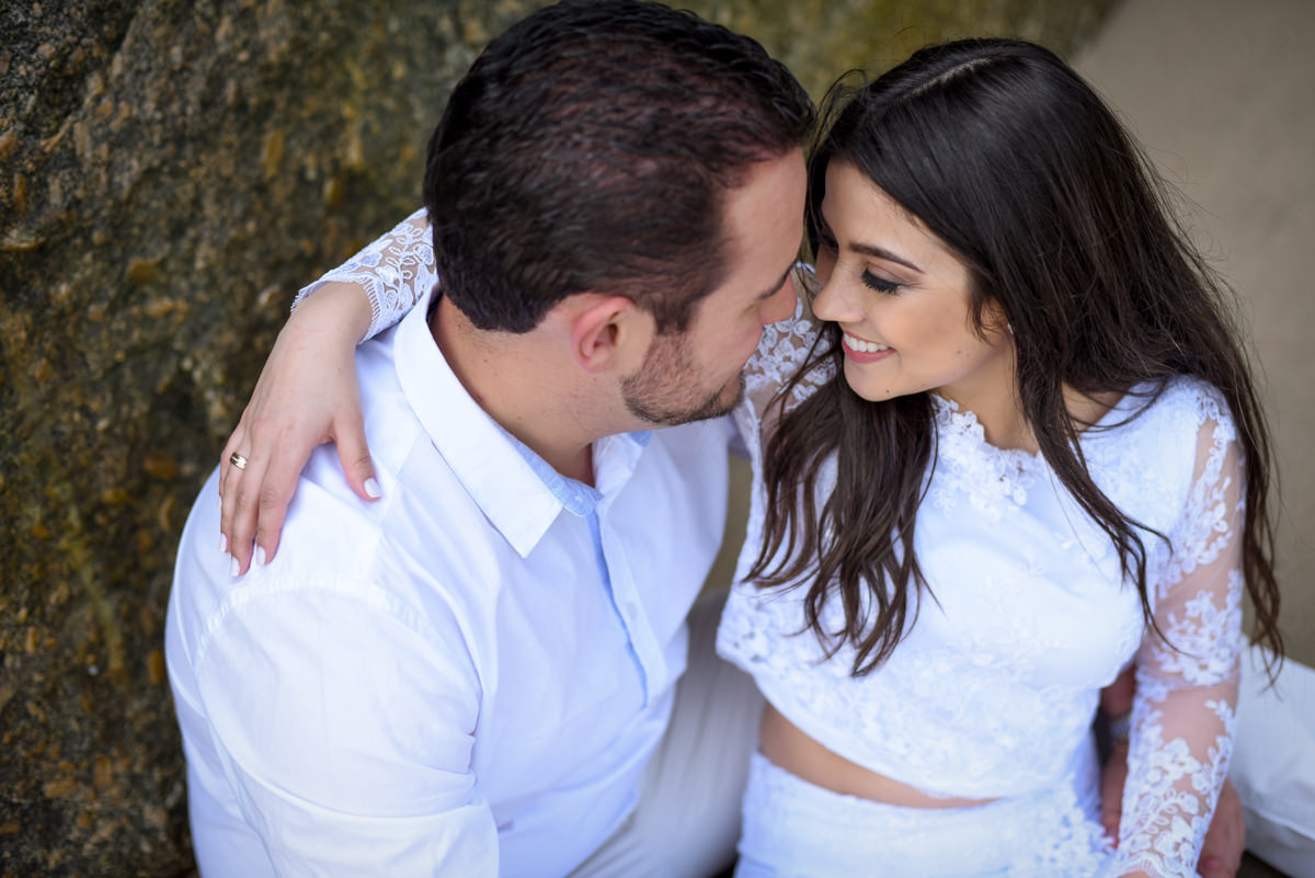 Ensaio de casamento na praia dos noivos Bruna e Jefferson fotografado pelo fotógrafo de Campo Largo e Curitiba, Michel Druziki. Noivos abraçados e sentados na areia 