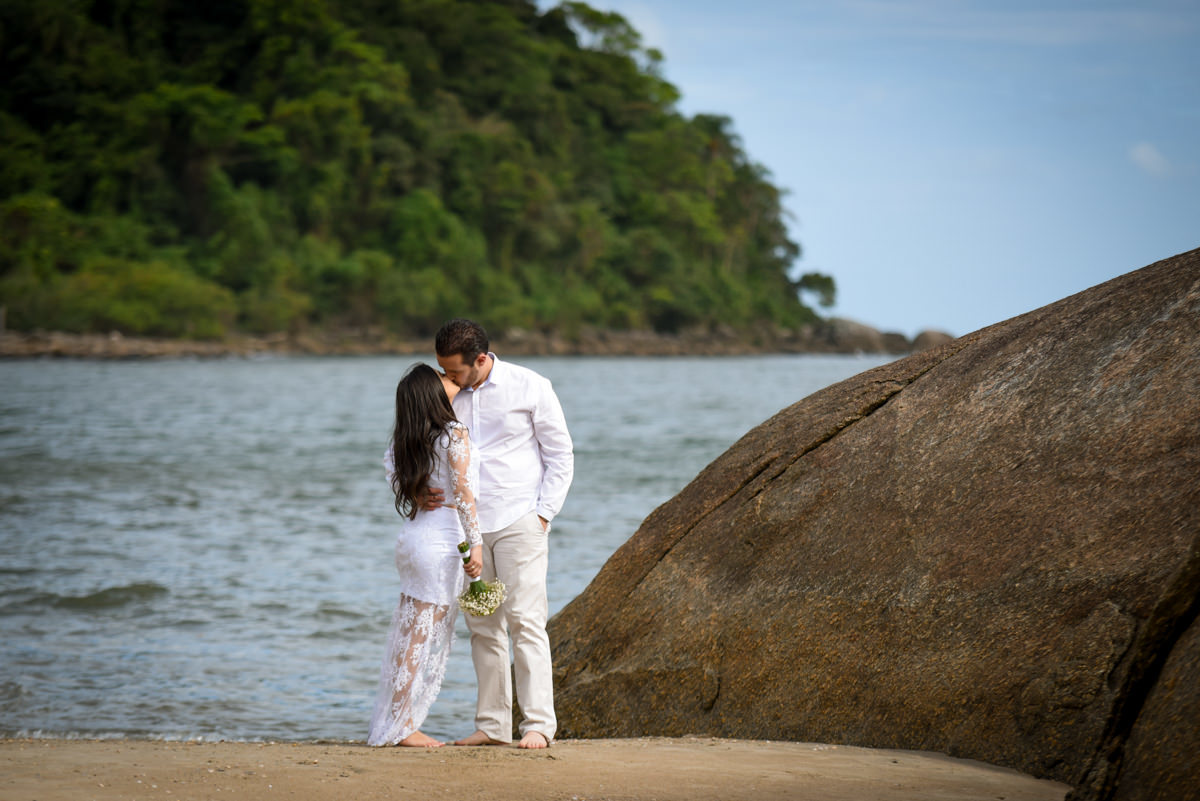 Ensaio de casamento na praia dos noivos Bruna e Jefferson fotografado pelo fotógrafo de Campo Largo e Curitiba, Michel Druziki. Noivos se beijando na areia