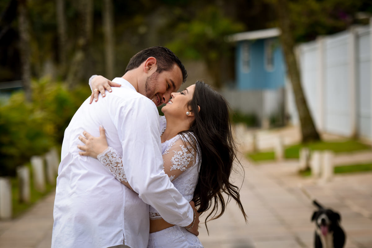 Ensaio de casamento na praia dos noivos Bruna e Jefferson fotografado pelo fotógrafo de Campo Largo e Curitiba, Michel Druziki. Noivos abraçados e sorrindo
