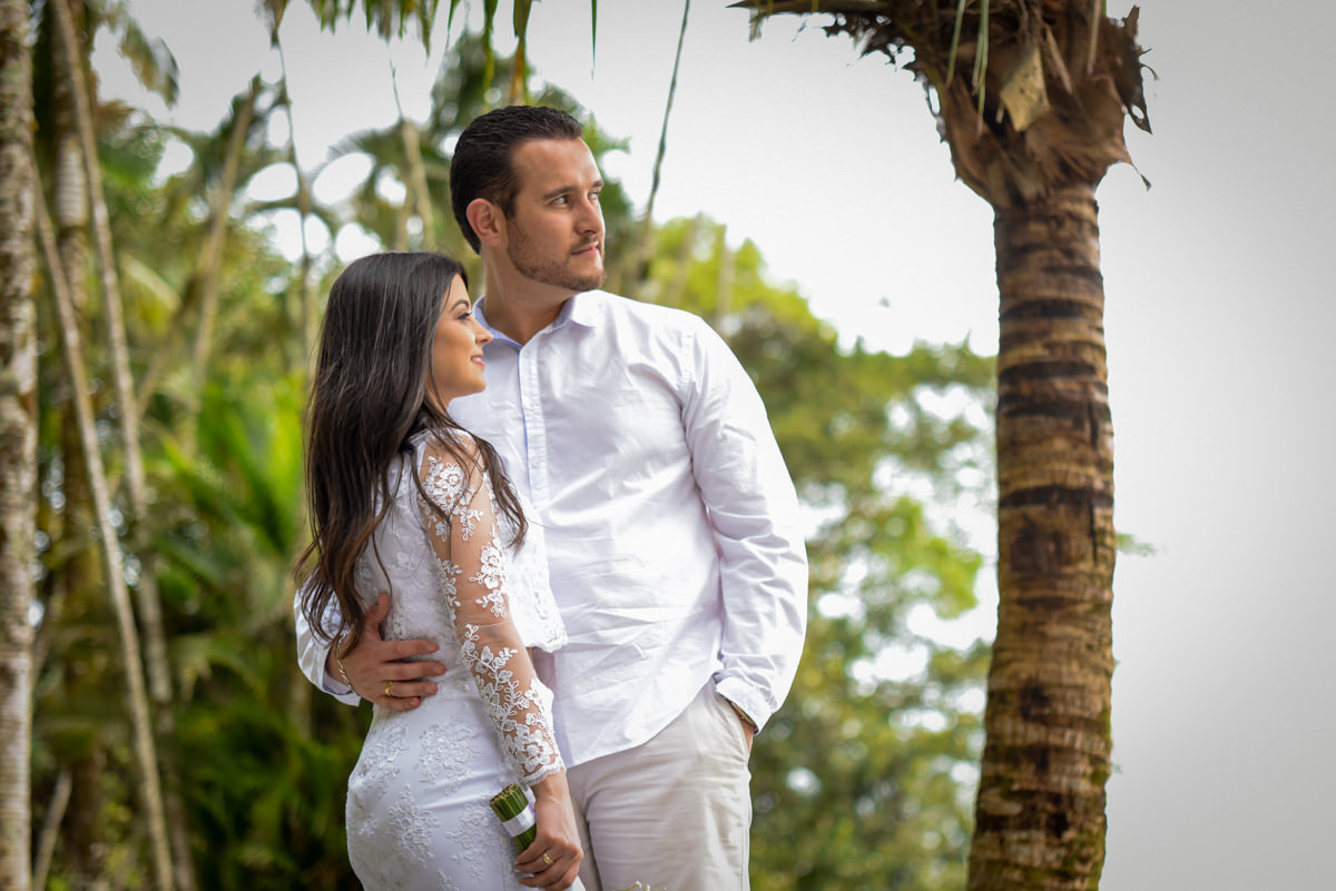 Ensaio de casamento na praia dos noivos Bruna e Jefferson fotografado pelo fotógrafo de Campo Largo e Curitiba, Michel Druziki. Noivos olhando pro mar