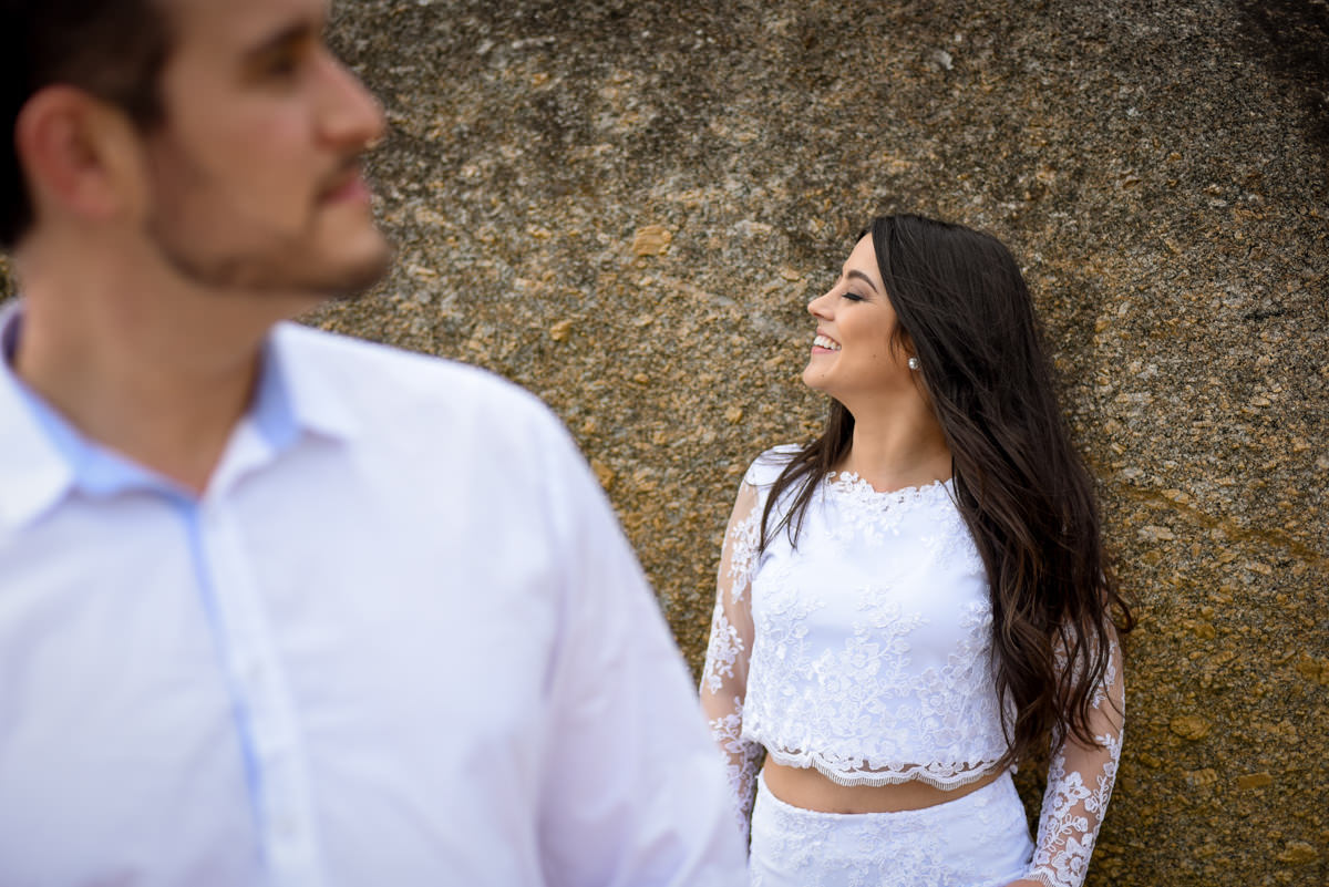 Ensaio de casamento na praia dos noivos Bruna e Jefferson fotografado pelo fotógrafo de Campo Largo e Curitiba, Michel Druziki. Noivo no primeiro plano e noiva em foque no segundo plano