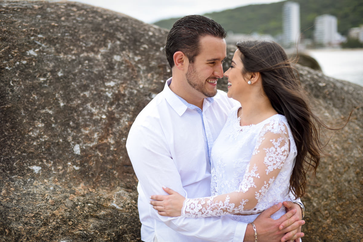 Ensaio de casamento na praia dos noivos Bruna e Jefferson fotografado pelo fotógrafo de Campo Largo e Curitiba, Michel Druziki. Noivos abraçados se olhando e sorrindo