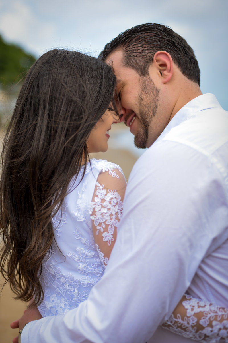 Ensaio de casamento na praia dos noivos Bruna e Jefferson fotografado pelo fotógrafo de Campo Largo e Curitiba, Michel Druziki. Detalhe do sorriso dos noivos