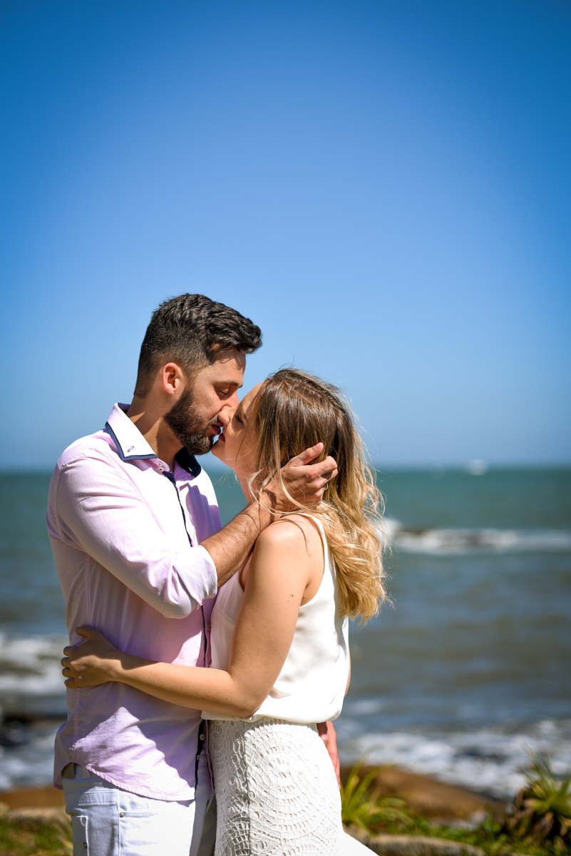 Ensaio lindos dos Noivos Debora e Felipe na Praia Mansa de Caiobá, próximo a Curitiba Paraná. Fotografados por um dos melhores fotógrafos de casamento do Brasil o casal sorriu e aproveitou o dia de sol. Michel Druziki atende em todo Brasil e Exterior.