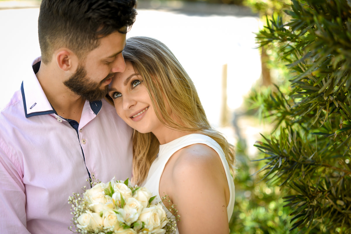 Ensaio lindos dos Noivos Debora e Felipe na Praia Mansa de Caiobá, próximo a Curitiba Paraná. Fotografados por um dos melhores fotógrafos de casamento do Brasil o casal sorriu e aproveitou o dia de sol. Michel Druziki atende em todo Brasil e Exterior.