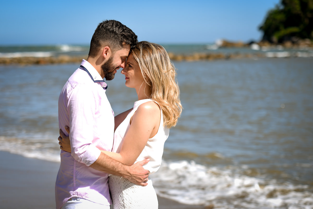 Ensaio lindos dos Noivos Debora e Felipe na Praia Mansa de Caiobá, próximo a Curitiba Paraná. Fotografados por um dos melhores fotógrafos de casamento do Brasil o casal sorriu e aproveitou o dia de sol. Michel Druziki atende em todo Brasil e Exterior.