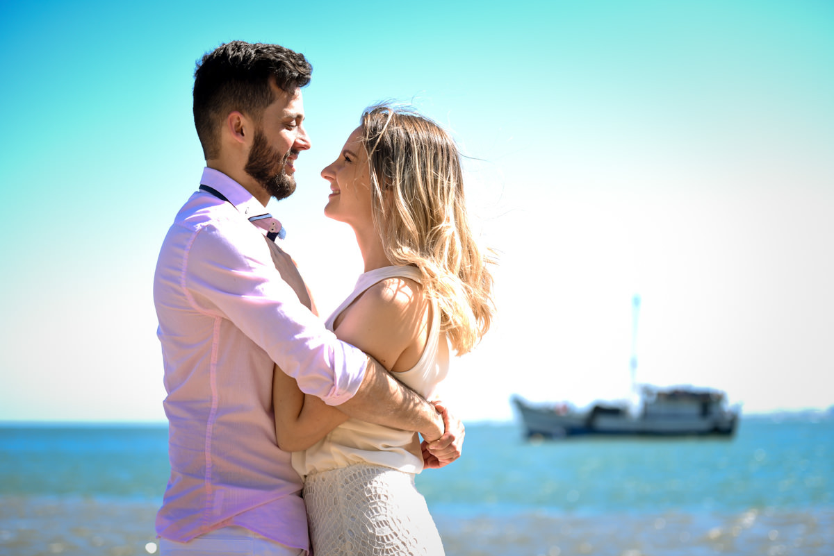 Ensaio lindos dos Noivos Debora e Felipe na Praia Mansa de Caiobá, próximo a Curitiba Paraná. Fotografados por um dos melhores fotógrafos de casamento do Brasil o casal sorriu e aproveitou o dia de sol. Michel Druziki atende em todo Brasil e Exterior.