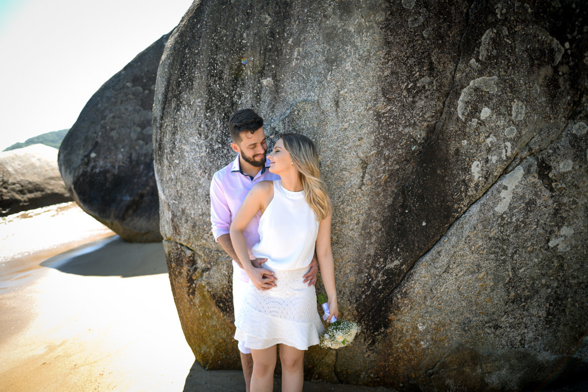 Ensaio lindos dos Noivos Debora e Felipe na Praia Mansa de Caiobá, próximo a Curitiba Paraná. Fotografados por um dos melhores fotógrafos de casamento do Brasil o casal sorriu e aproveitou o dia de sol. Michel Druziki atende em todo Brasil e Exterior.