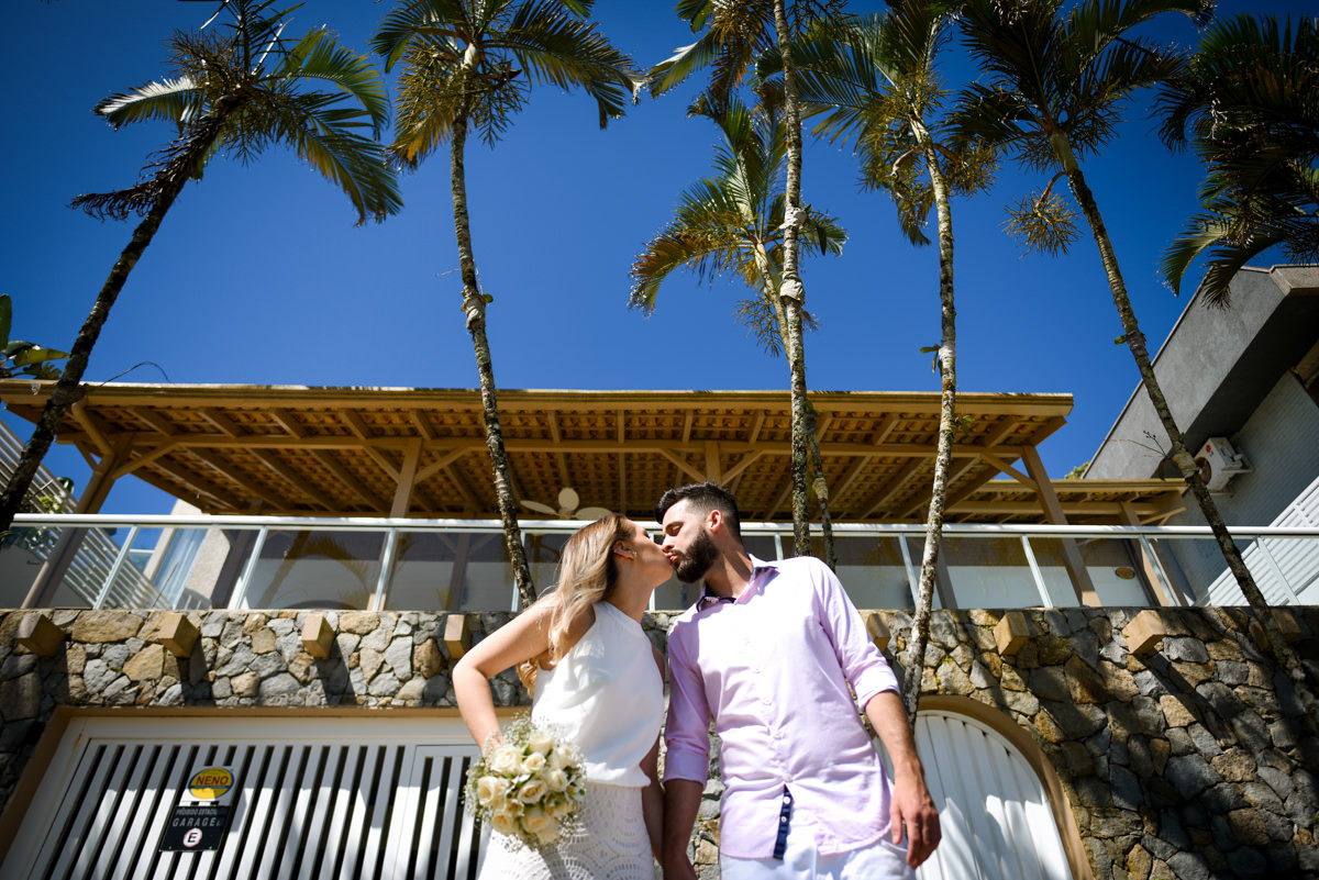 Ensaio lindos dos Noivos Debora e Felipe na Praia Mansa de Caiobá, próximo a Curitiba Paraná. Fotografados por um dos melhores fotógrafos de casamento do Brasil o casal sorriu e aproveitou o dia de sol. Michel Druziki atende em todo Brasil e Exterior.