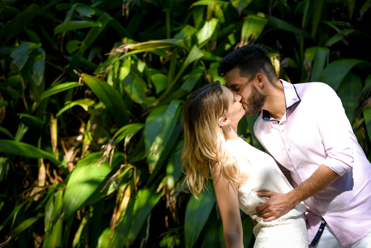 Ensaio lindos dos Noivos Debora e Felipe na Praia Mansa de Caiobá, próximo a Curitiba Paraná. Fotografados por um dos melhores fotógrafos de casamento do Brasil o casal sorriu e aproveitou o dia de sol. Michel Druziki atende em todo Brasil e Exterior.