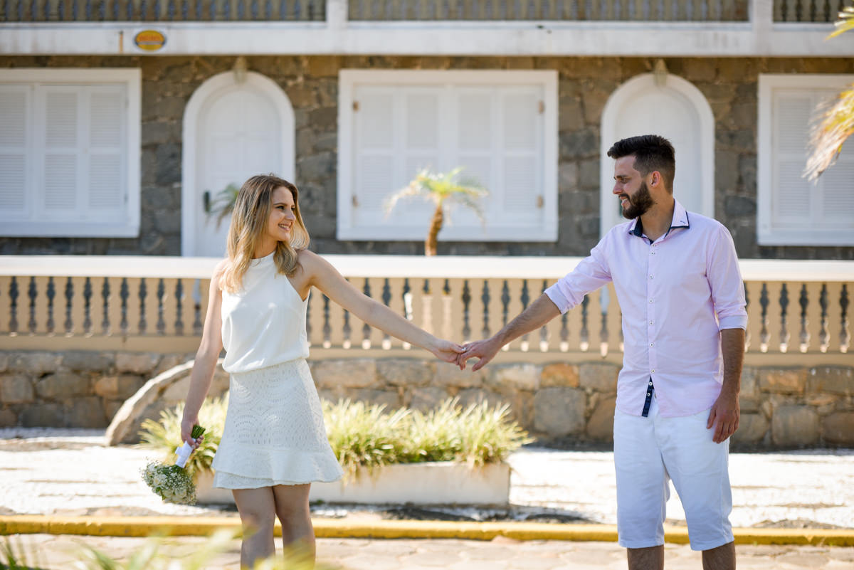 Ensaio lindos dos Noivos Debora e Felipe na Praia Mansa de Caiobá, próximo a Curitiba Paraná. Fotografados por um dos melhores fotógrafos de casamento do Brasil o casal sorriu e aproveitou o dia de sol. Michel Druziki atende em todo Brasil e Exterior.