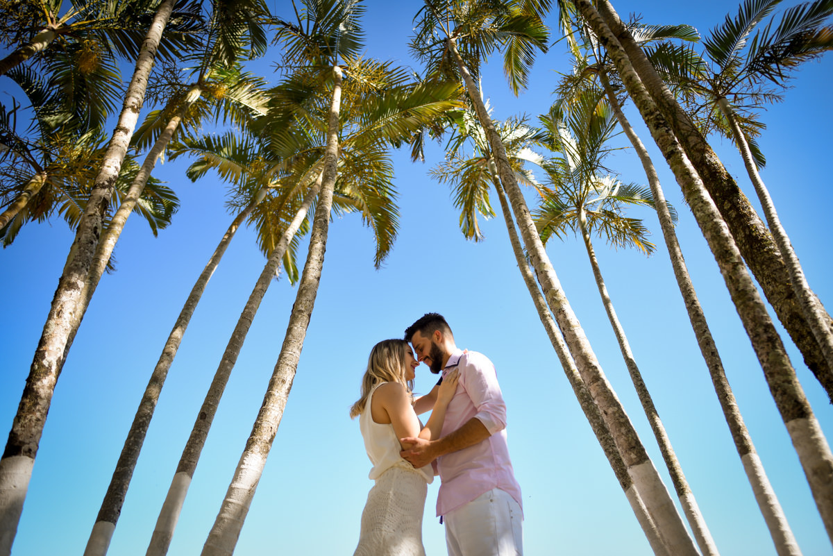 Ensaio lindos dos Noivos Debora e Felipe na Praia Mansa de Caiobá, próximo a Curitiba Paraná. Fotografados por um dos melhores fotógrafos de casamento do Brasil o casal sorriu e aproveitou o dia de sol. Michel Druziki atende em todo Brasil e Exterior.