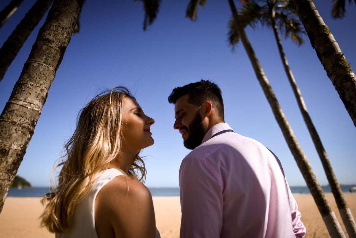 Ensaio lindos dos Noivos Debora e Felipe na Praia Mansa de Caiobá, próximo a Curitiba Paraná. Fotografados por um dos melhores fotógrafos de casamento do Brasil o casal sorriu e aproveitou o dia de sol. Michel Druziki atende em todo Brasil e Exterior.