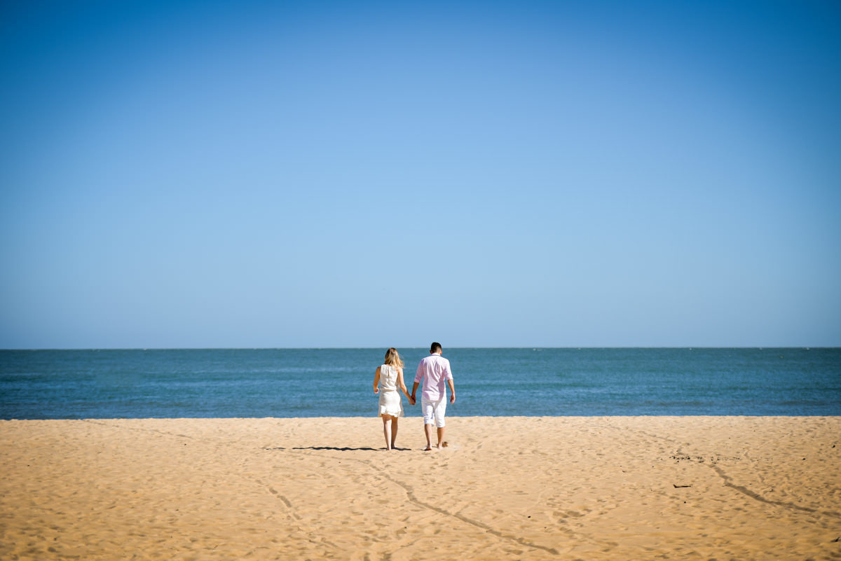 Ensaio lindos dos Noivos Debora e Felipe na Praia Mansa de Caiobá, próximo a Curitiba Paraná. Fotografados por um dos melhores fotógrafos de casamento do Brasil o casal sorriu e aproveitou o dia de sol. Michel Druziki atende em todo Brasil e Exterior.