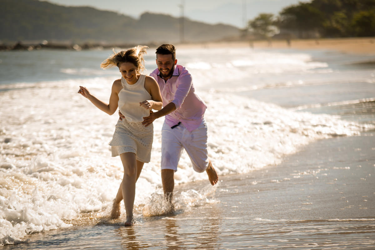 Ensaio lindos dos Noivos Debora e Felipe na Praia Mansa de Caiobá, próximo a Curitiba Paraná. Fotografados por um dos melhores fotógrafos de casamento do Brasil o casal sorriu e aproveitou o dia de sol. Michel Druziki atende em todo Brasil e Exterior.