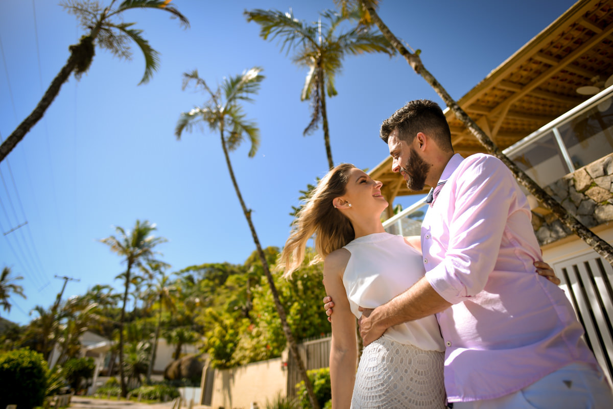 Ensaio lindos dos Noivos Debora e Felipe na Praia Mansa de Caiobá, próximo a Curitiba Paraná. Fotografados por um dos melhores fotógrafos de casamento do Brasil o casal sorriu e aproveitou o dia de sol. Michel Druziki atende em todo Brasil e Exterior.