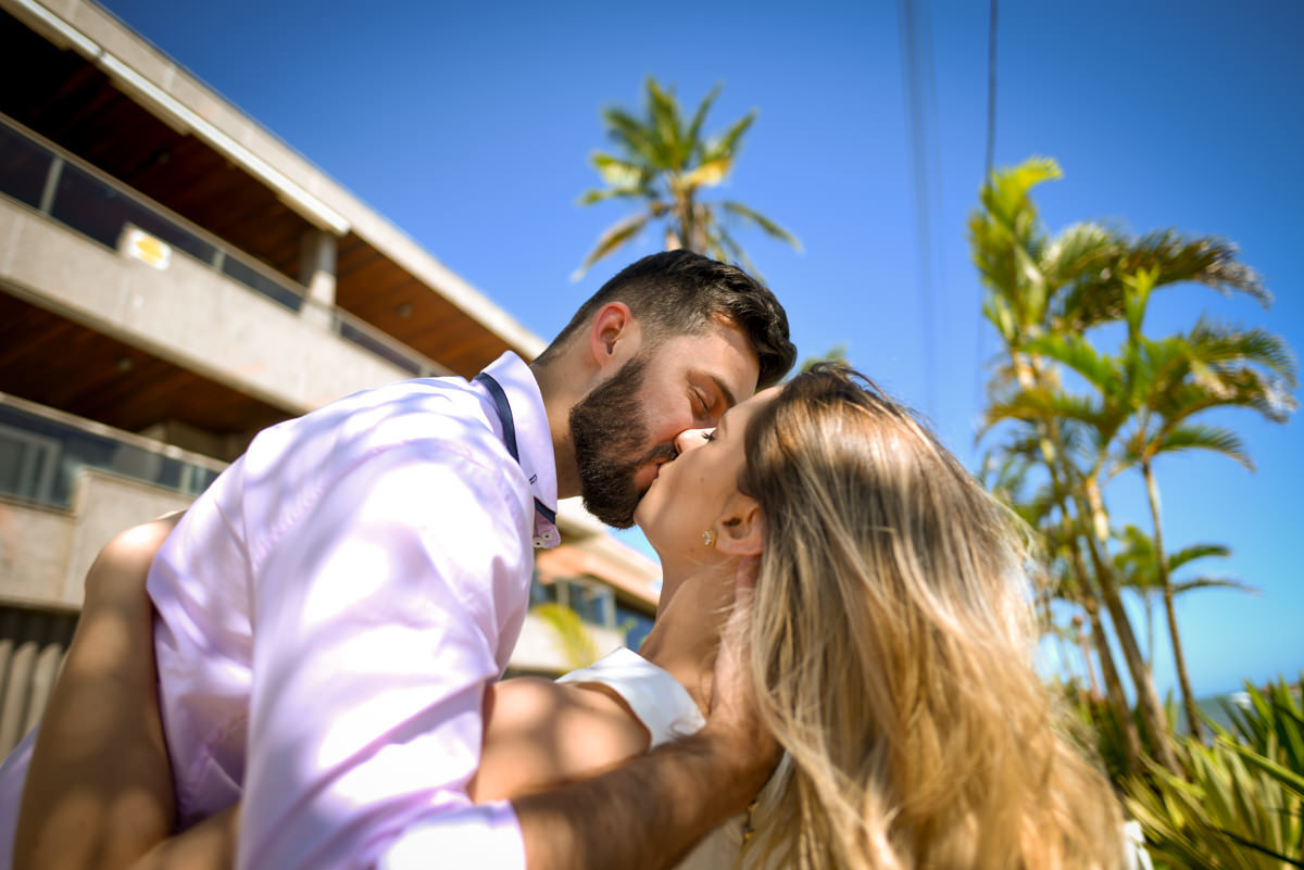 Ensaio lindos dos Noivos Debora e Felipe na Praia Mansa de Caiobá, próximo a Curitiba Paraná. Fotografados por um dos melhores fotógrafos de casamento do Brasil o casal sorriu e aproveitou o dia de sol. Michel Druziki atende em todo Brasil e Exterior.