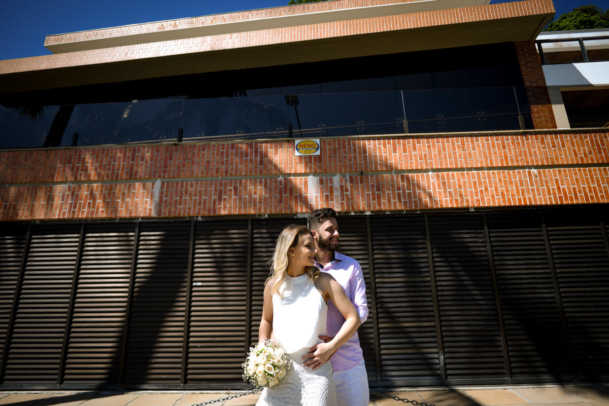 Ensaio lindos dos Noivos Debora e Felipe na Praia Mansa de Caiobá, próximo a Curitiba Paraná. Fotografados por um dos melhores fotógrafos de casamento do Brasil o casal sorriu e aproveitou o dia de sol. Michel Druziki atende em todo Brasil e Exterior.
