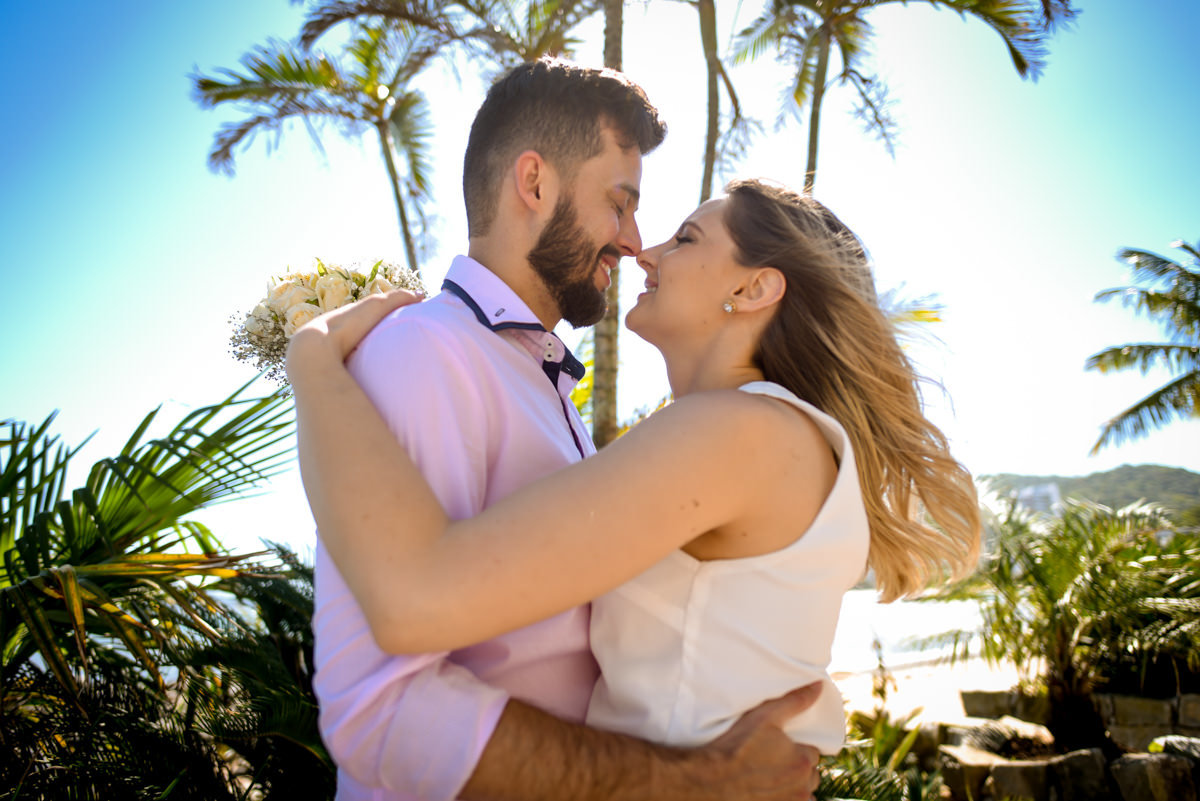 Ensaio lindos dos Noivos Debora e Felipe na Praia Mansa de Caiobá, próximo a Curitiba Paraná. Fotografados por um dos melhores fotógrafos de casamento do Brasil o casal sorriu e aproveitou o dia de sol. Michel Druziki atende em todo Brasil e Exterior.