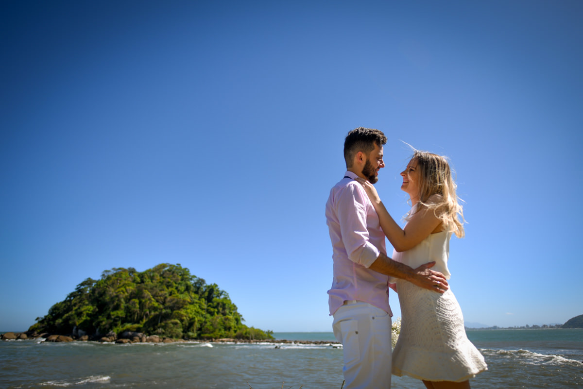 Ensaio lindos dos Noivos Debora e Felipe na Praia Mansa de Caiobá, próximo a Curitiba Paraná. Fotografados por um dos melhores fotógrafos de casamento do Brasil o casal sorriu e aproveitou o dia de sol. Michel Druziki atende em todo Brasil e Exterior.